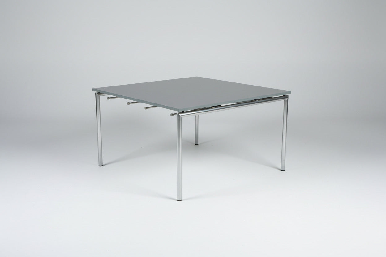 Four Design klapbord 125x125 cm i grå laminat med krom stel set skråt